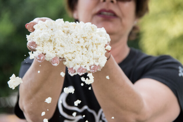 Manuela, come si fa la mozzarella