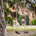 L'altalena di fronte alla casa