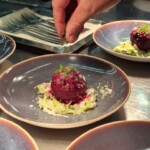 Brunico, preparazione canederli al ristorante Tanzer. Ph. Marco Giovenco