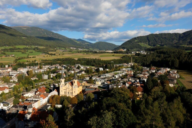 Panorama di Brunico, sullo sfondo l'Anterselva_ph. Marco Giovenco