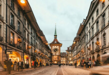 Svizzera d’inverno: luci, neve e meraviglia Veduta della Città Vecchia di Berna con decorazioni natalizie