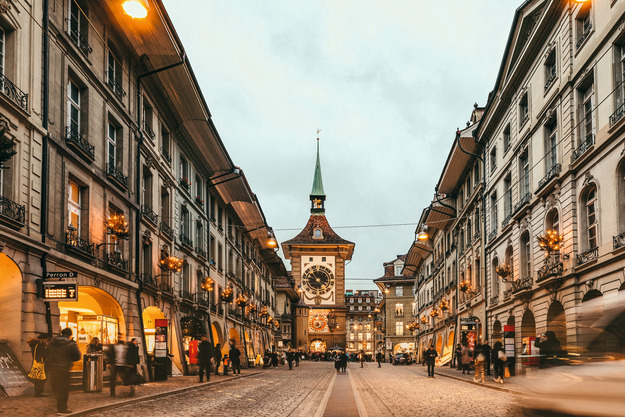 Veduta della Città Vecchia di Berna con decorazioni natalizie