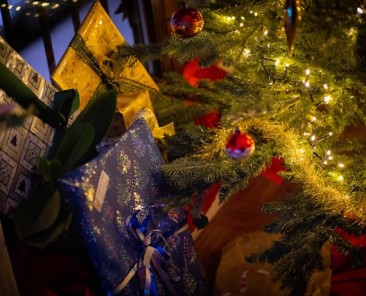 Regali di Natale. Foto di Michel Stockman su Unsplash