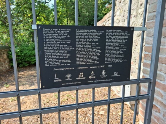 Una delle targhe del parco Letterario Francesco Petrarca e dei Colli Euganei che arricchiscono i percorsi di visita nella zona_Ph. Marco Giovenco