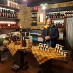 Alessandro Callegaro, dell'azienda agricola Scarpon, illustra i prodotti a base di giuggiola ed erbe del territorio_Ph. Marco Giovenco