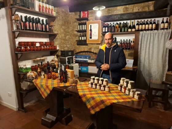 Alessandro Callegaro, dell'azienda agricola Scarpon, illustra i prodotti a base di giuggiola ed erbe del territorio_Ph. Marco Giovenco