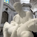 JAGO MUSEUM NAPOLI La Pietà di Jago (2021) al museo di Sant'Aspreno ai Crociferi, in Via Vergini. La contemporaneità abbraccia il passato fra tecnica di scultura e ripensamento dello spazio recuperato, fondendo in un solo messaggio due delle belle arti vasariane (ph. Iacopo Sequi)