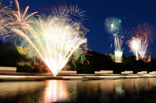 Dresda, fuochi d&rsquo;artificio notturni sui castelli. &copy; Michael Hennig